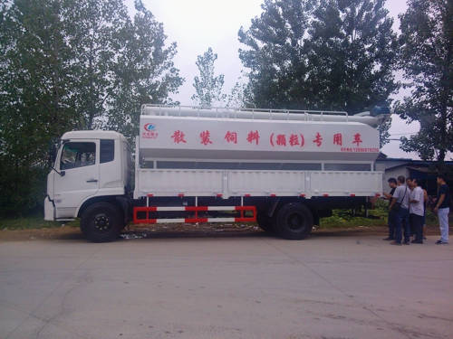 河南客户在我厂定购的二台货厢式散装饲料运输