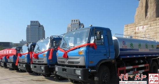 湖南来珠州在我厂定购的10辆洒水车顺利完成交接