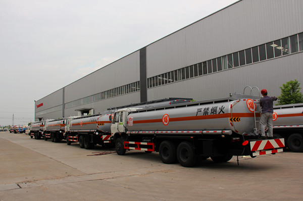 发往河南的40台运油车