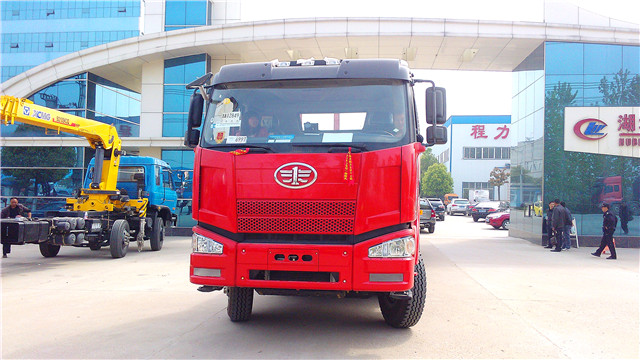 江西上饶和福建建瓯客户分别提走解放J6前四后八