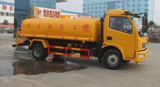 贵州毕节客户在我厂定购二台东风多利卡洒水车