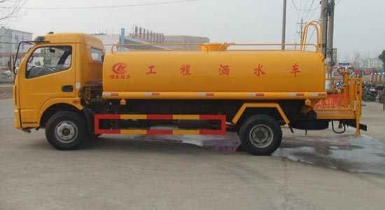 贵州毕节客户在我厂定购二台东风多利卡洒水车