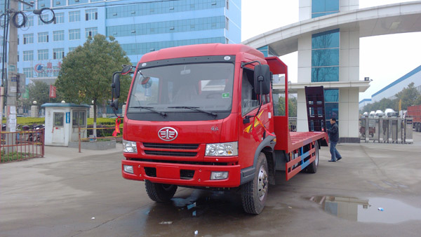 解放180马力平板运输车顺利交付给江西淮北客户