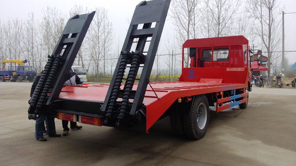 解放180马力平板运输车顺利交付给江西淮北客户