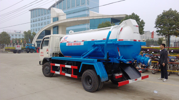 四川成都一客户在我厂提走一台特殊定制的东风