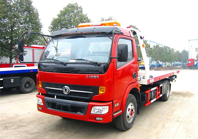 云南用户在我厂定购一辆东风凯普特平板一拖二