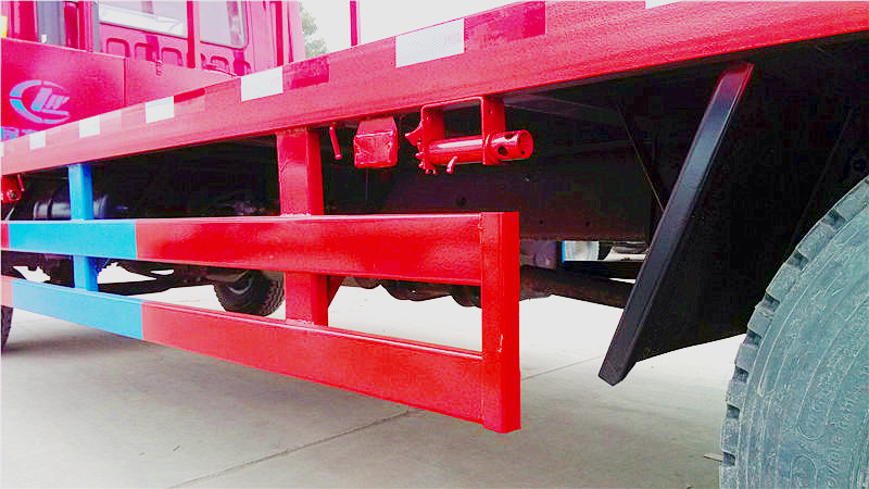 准备发往安徽滁州的一汽解放平板运输车