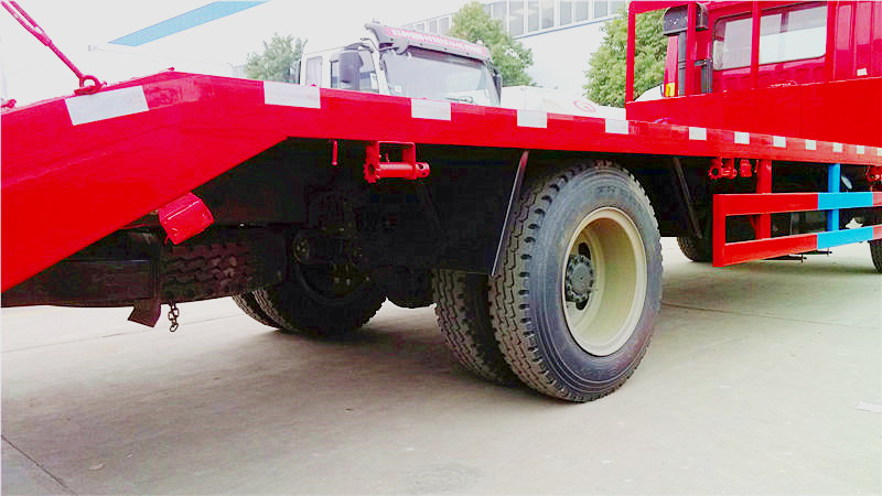 准备发往安徽滁州的一汽解放平板运输车