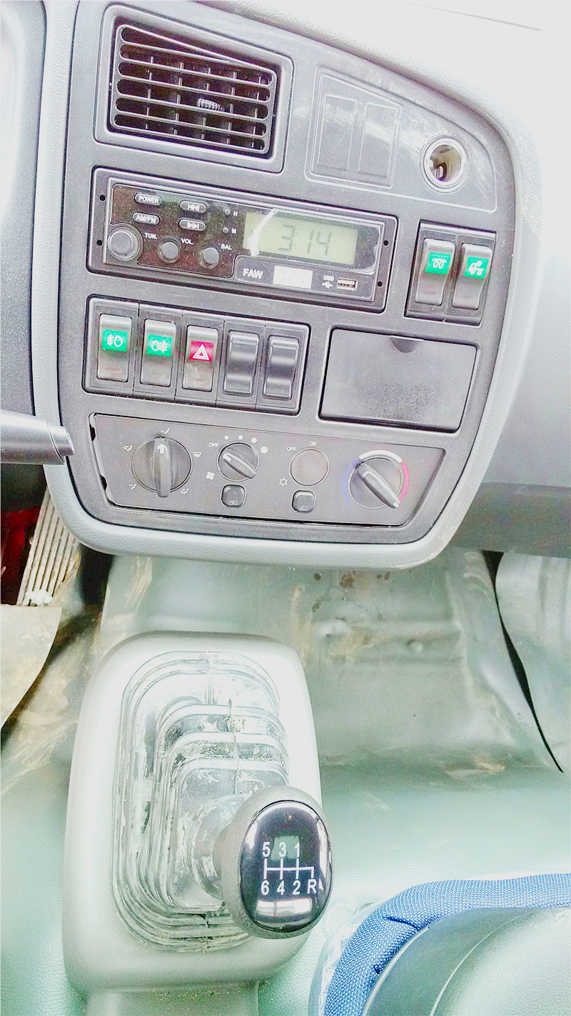 准备发往安徽滁州的一汽解放平板运输车