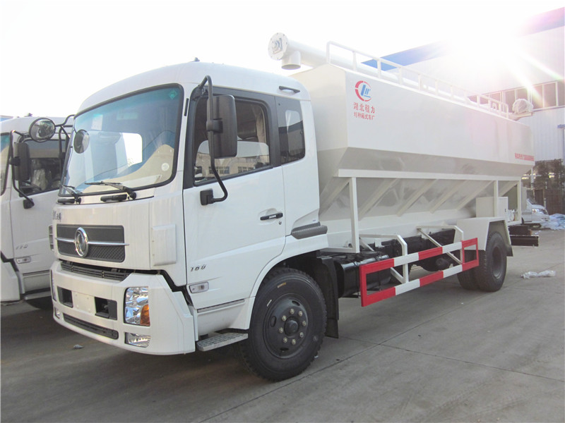 我公司散装饲料运输车出口阿塞拜疆