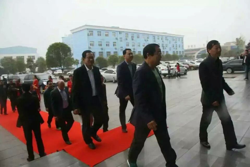 柬埔寨公安部领导来程力集团对订购的300台消防