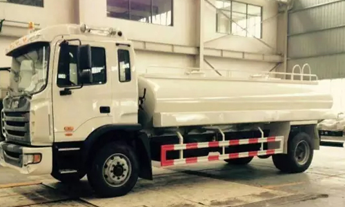 我厂大批量出口委内瑞拉洒水车