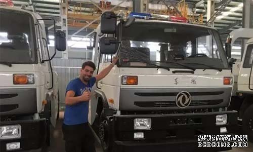 国外客户来厂验收东风153拖吊型清障车