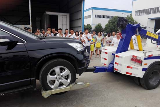 程力清障车组织销售人员现场教学，提高清障车