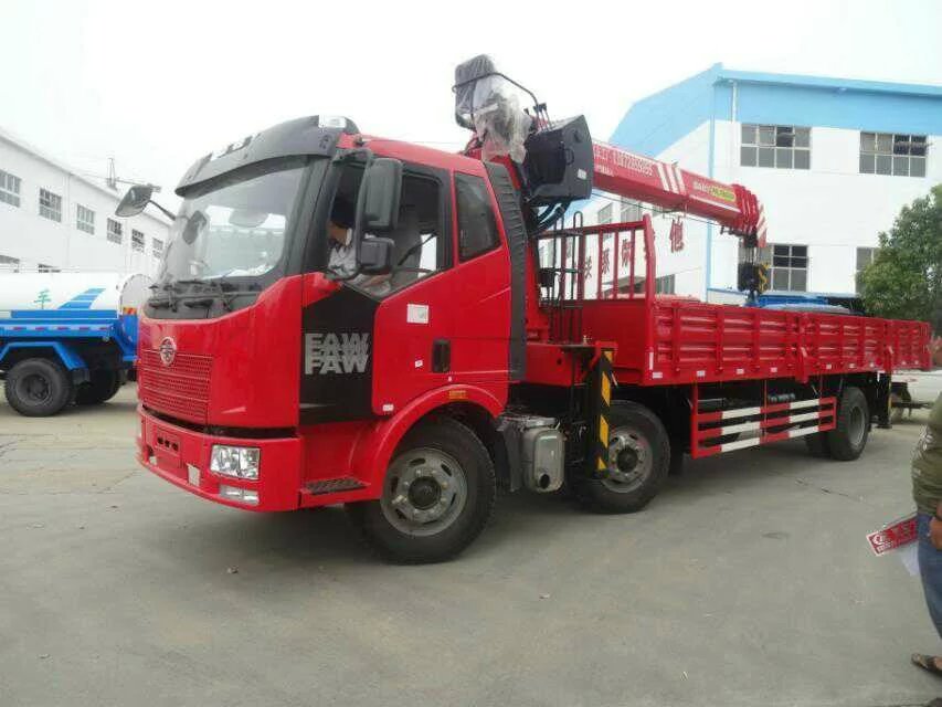 客户来厂自提解放J6前四后四7吨三一吊随车起重