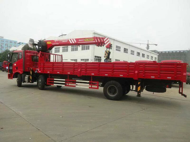 客户来厂自提解放J6前四后四7吨三一吊随车起重