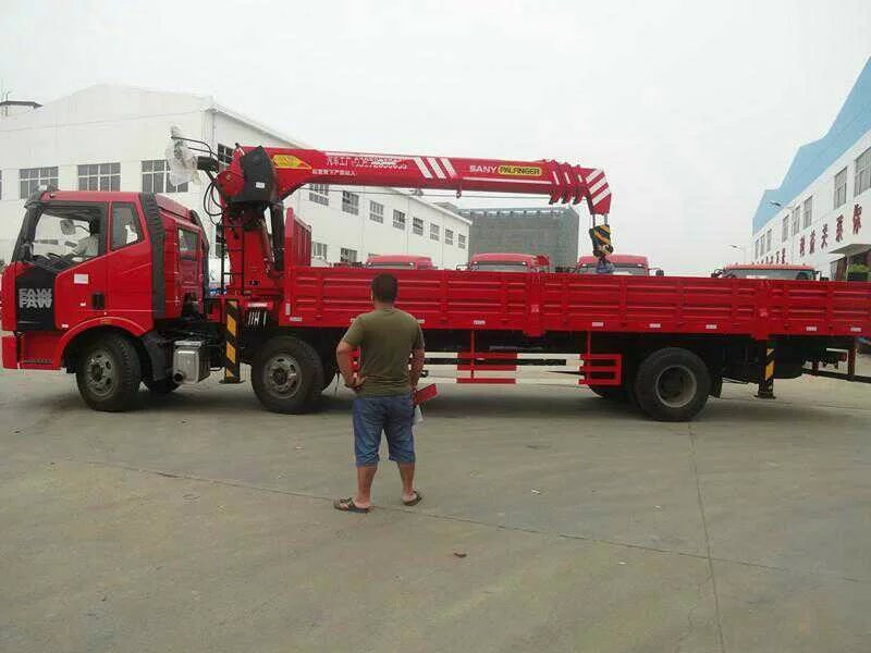 客户来厂自提解放J6前四后四7吨三一吊随车起重