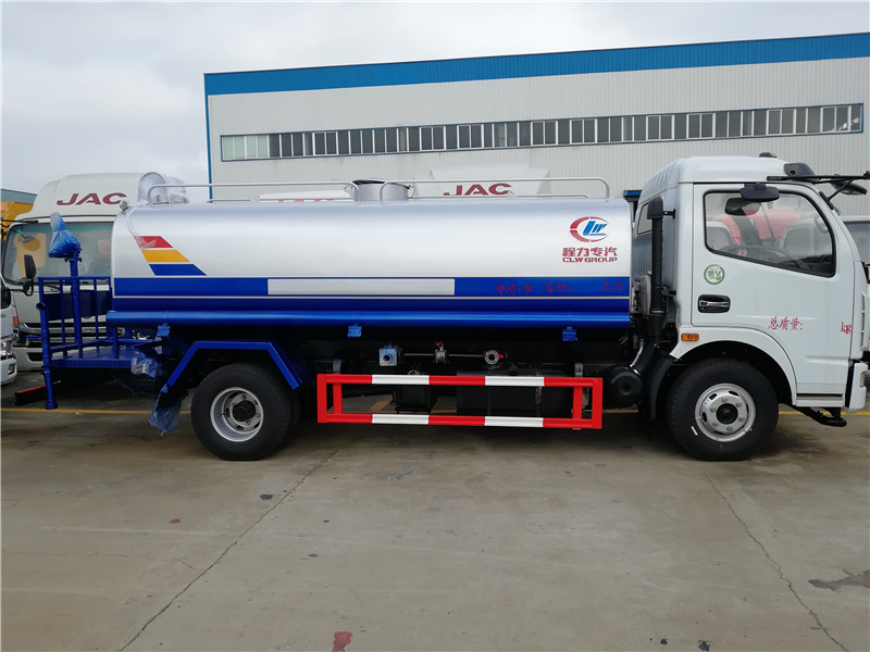 东风大多利卡8吨洒水车