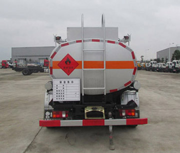 重汽王牌加油车4.5立方多方位图片三